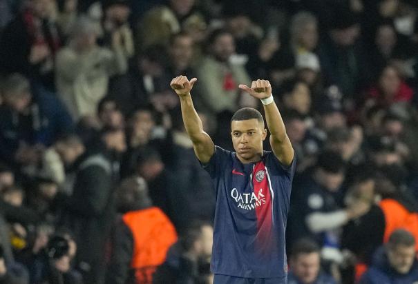 Kylian Mbappé del Paris Saint-Germain celebra tras anotar el primer gol de su equipo en el encuentro de octavos de final de la Champions ante la Real Sociedad