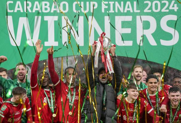 Futbolistas del Liverpool celebran con el trofeo obtenido ayer en Wembley.