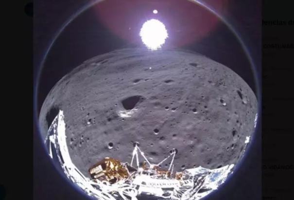 La Tierra aparece al fondo de la imagen enviada por Odiseo desde la superficie lunar.