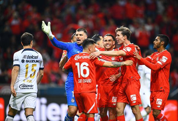 Futbolistas de los Diablos celebran uno de sus goles, ayer.