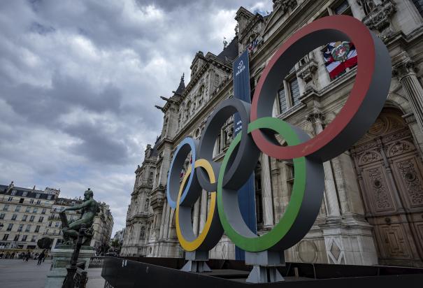 Los anillos olímpicos frente al ayuntamiento de París, en donde se realizan los Juegos Olímpicos de 2024