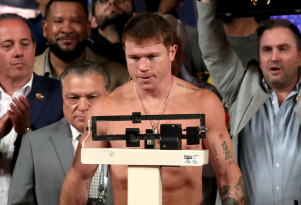 'Canelo' Álvarez en su pesaje previo a la pelea contra el británico John Ryder en 2023