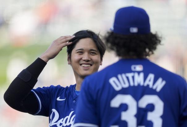 Shohei Ohtani habla con el jardinero central James Outman, ayer.