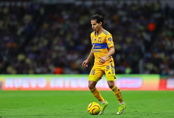 Diego Lainez, en un partido de la reciente temporada con Tigres.