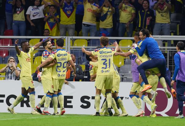 Jugadores del América celebran una de sus anotaciones ante Chivas en los octavos.