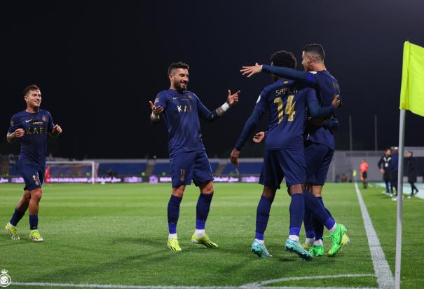 CR7 celebra con sus compañeros uno de sus goles de ayer.