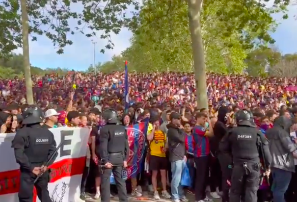 Afición del Barcelona grita “Vinícius muerte” en la previa de la Champions