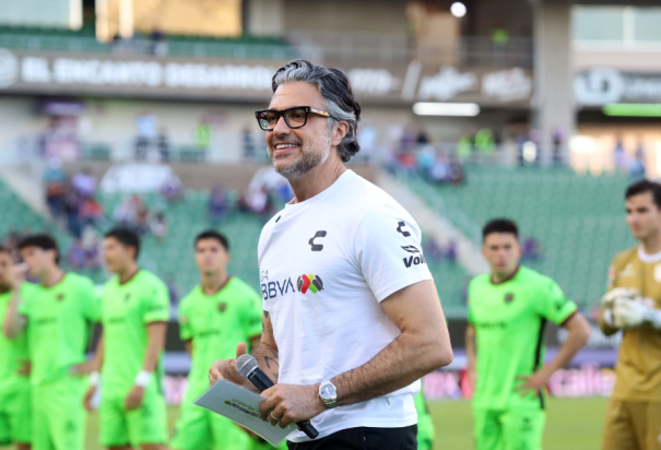 Jaime Camil sorprende en el protocolo de la Liga MX