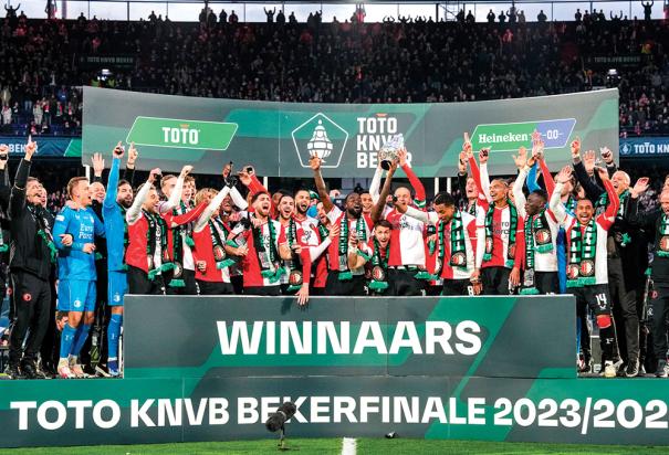 Jugadores del Feyenoord celebran el título ganado ayer.