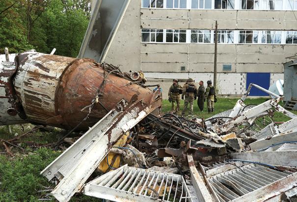Tropas ucranianas muestran una torre de TV derribada por el rival, ayer.