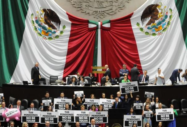Los diputados panistas subieron a la tribuna para expresar su rechazo en contra de la Reforma a las Afores.