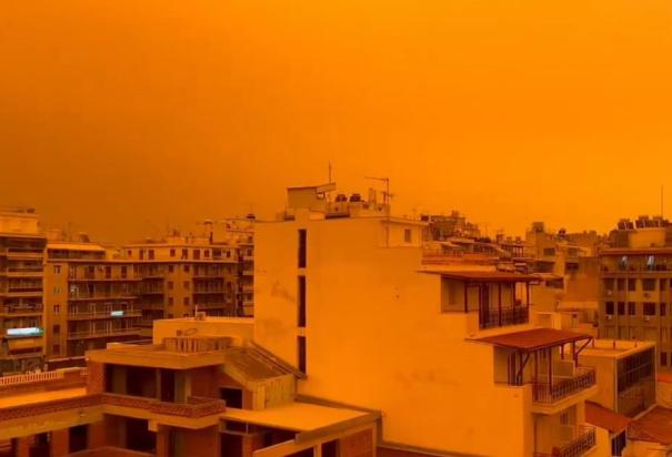 El cielo de Grecia se pinta de naranja.