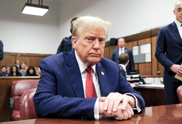 Donald Trump observa a un fotógrafo, durante el testimonio de David Pecker, ayer.