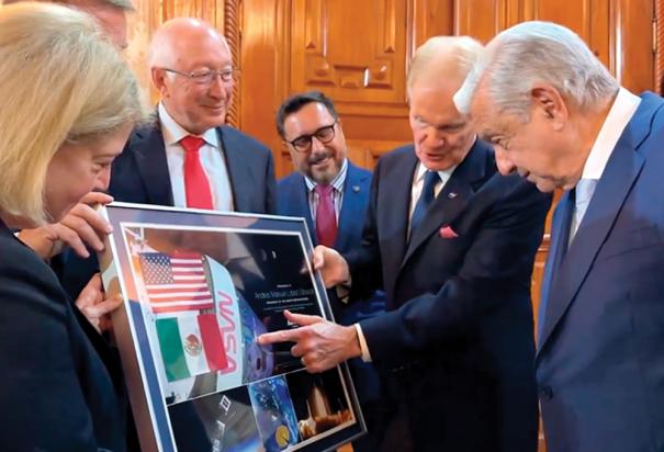 Bill Nelson le muestra una imagen a AMLO, ayer en Palacio Nacional.
