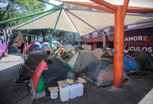 Vecinos de la alcaldía Cuauhtémoc piden a las autoridades que se reubiquen las personas migrantes.