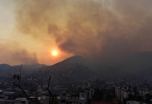 Suspenden clases en Acapulco y Chilpancingo por incendios forestales.