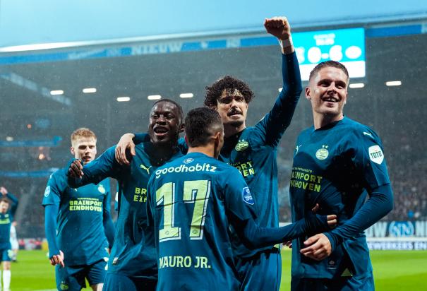 Futbolistas del PSV Eindhoven festejan uno de sus goles contra el Heerenveen en la Jornada 31 de la Eredivisie.