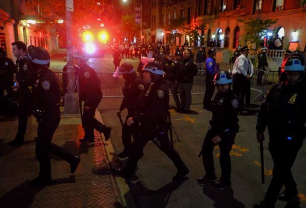 Hay más de 100 detenidos tras irrupción policial en Universidad de Columbia.