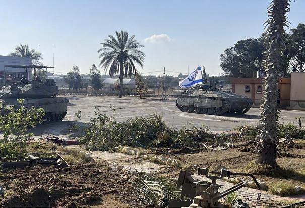 Tanques militares con la bandera israelí vigilan el cruce fronterizo que limita con Egipto, ayer.
