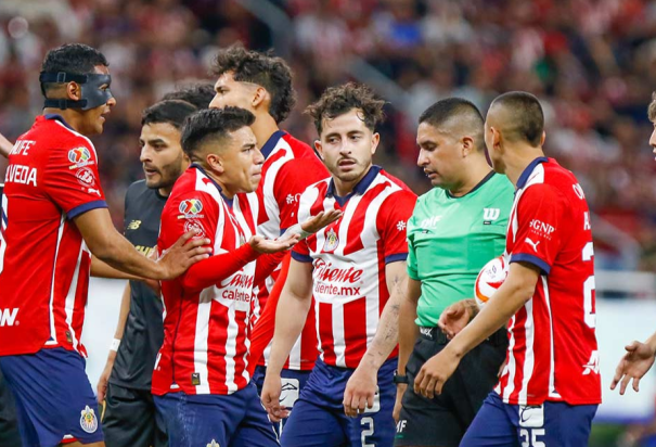 Chivas tendrá una dura baja tras un fuerte reclamo al árbitro Oscar Mejía