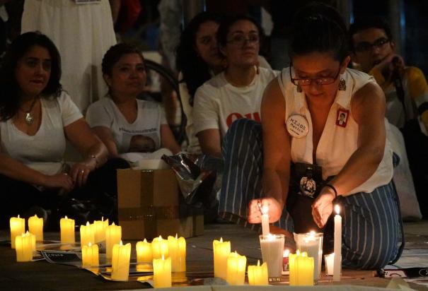 Madres buscadoras exigieron justicia por la vida de sus hijos desaparecidos en una velada de memoria y solidaridad en el Monumento a la Madre.