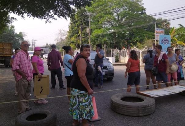 Vecinos de Centro, Tabasco, protestan por no tener energía eléctrica desde el domingo.