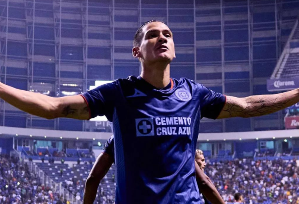 Uriel Antuna sorprende al mostrar representativa playera de Cruz Azul