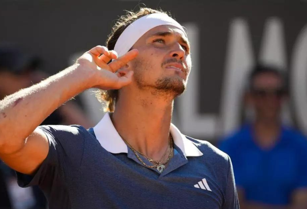 Alexander Zverev, después de ganar el segundo set ante Alejandro Tabilo