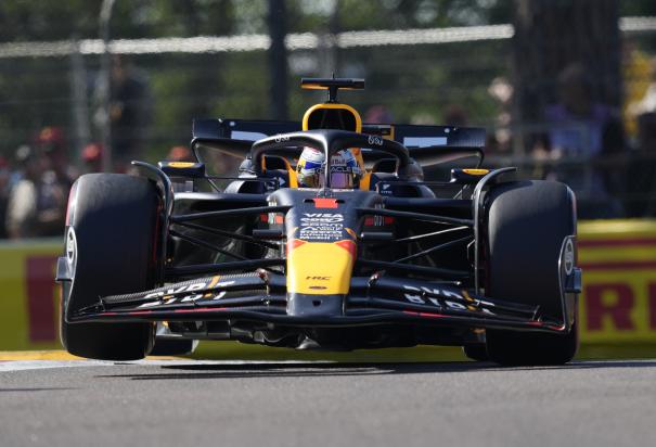 El piloto holandés de Red Bull Max Verstappen conduce su auto durante la sesión de clasificación para el Gran Premio de Fórmula 1 de Emilia-Romaña,