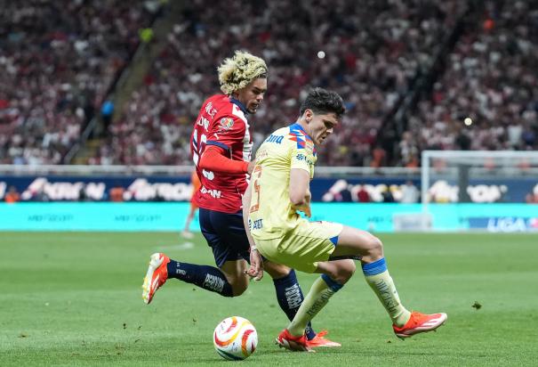 Cade Cowell de Chivas pelea por el balón con Israel Reyes de América durante la ida de las Semifinales del Torneo Clausura 2024 Liga MX en el Estadio Akron