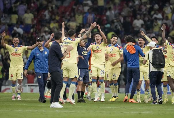 Futbolistas del América festejan su pase a la final de la Liga MX después de vencer a Chivas en el Estadio Azteca.