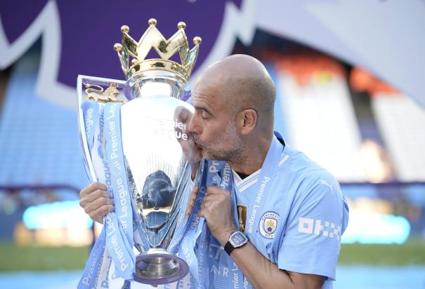 El español besa el trofeo de la Premier League, ayer.