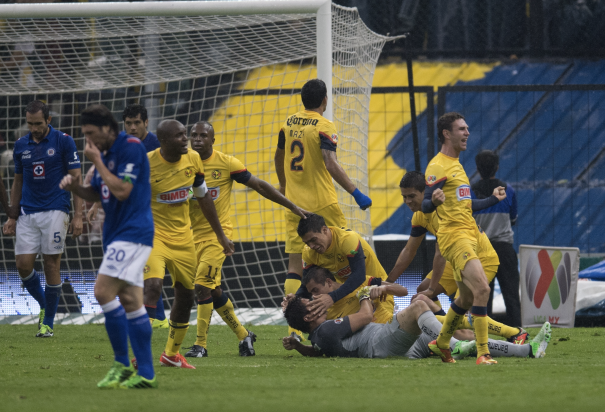 Jugadores del América festejan el gol de Moisés Muñoz en la final de vuelta del Clausura 2013.