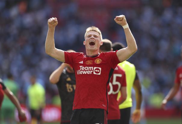 Scott McTominay del Manchester United celebra tas la victoria de su equipo en la final de la Copa FA ante el Manchester City en el Estadio de Wembley el sábado 25 de mayo del 2024.