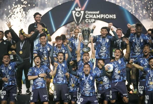 Los futbolistas del Pachuca celebran con el trofeo de la Concachampions después de su goleada sobre Columbus Crew.