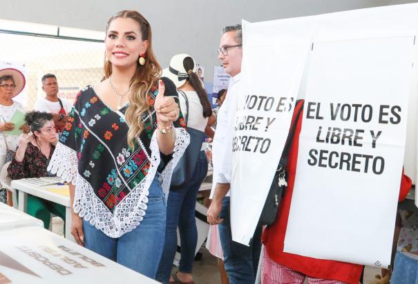 Evelyn Salgado emite su voto.