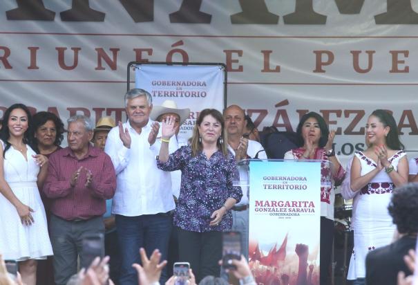 Margarita Saravia, el pasado 2 de junio, con diputados electos de Morena.