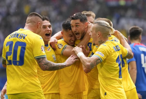 El ucraniano Roman Yaremchuk celebra con sus compañeros tras anotar el segundo gol en el encuentro ante Eslovaquia en el Grupo E de la Eurocopa 2024