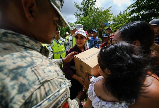 Mara Lezama distribuye paquetes alimentarios a las familias afectadas en La Ceiba, Bacalar.