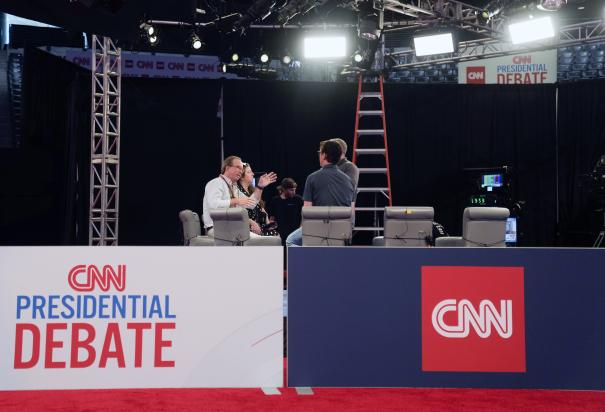 Personal de la cadena CNN afina detalles rumbo al debate de esta noche.
