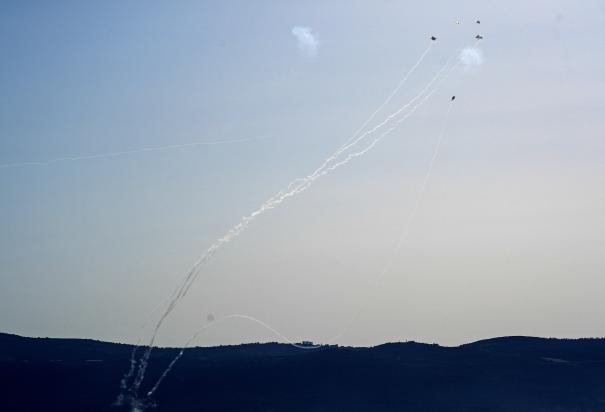 La Cúpula de Hierro intercepta los proyectiles lanzados desde el Líbano, ayer.