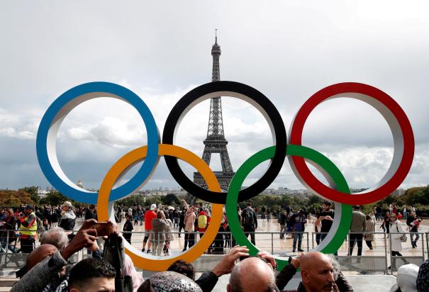 Los aros olímpicos París, sede de los Juegos Olímpicos del 2024.