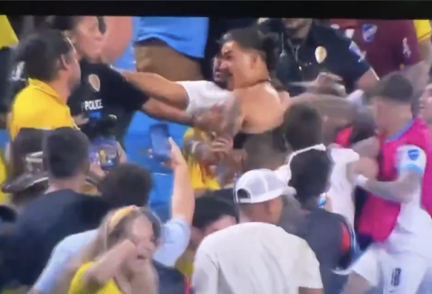 Darwin Núñez se agarró a golpes con aficionados colombianos en las tribunas del Bank of America Stadium de Charlotte.