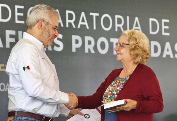 Con rebozo de Paracho, Michoacán gana Galardón Presidencial del Premio Nacional de Arte Popular.