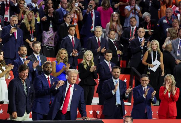 Donald Trump levanta el puño en la Convención Nacional Republicana, ayer,  en Milwaukee.