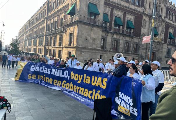 Maestros y estudiantes de la Universidad Autónoma de Sinaloa (UAS) se manifestaron ayer en el Zócalo de CDMX