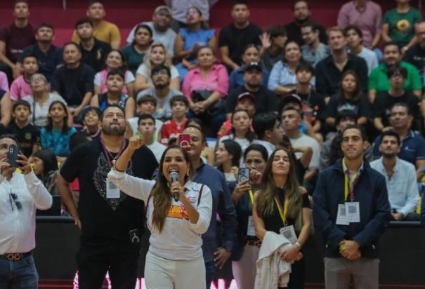 Mara Lezama reinaugura el Poliforum Cancún con el debut del nuevo equipo de basquetbol "El Calor de Cancún".