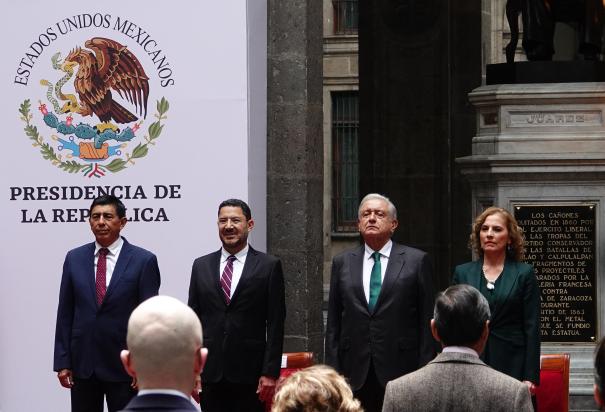 De der. a izq.: Beatriz Gutiérrez, el Presidente López Obrador, Martí Batres y Salomón Jara, ayer, durante el 152 Aniversario Luctuoso de Benito Juárez.