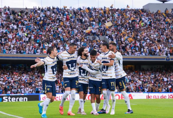 Futbolistas de la UNAM celebran el seguno gol, ayer.