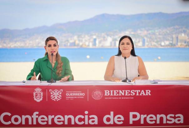 Evelyn Salgado (izq.) con Ariadna Montiel, en Acapulco, ayer.